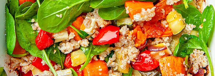 Pieczone warzywa z kaszą i szpinakiem